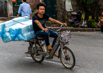 Straße in China Motorradfahrer Transport