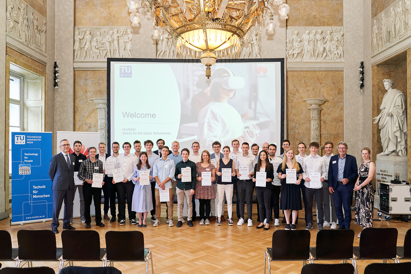 Verleihung Huawai-Stipendien Huawei-Stipendium-Scholarship-2020-winner-oejab-gewinnerin-blumen-auszeichnung1